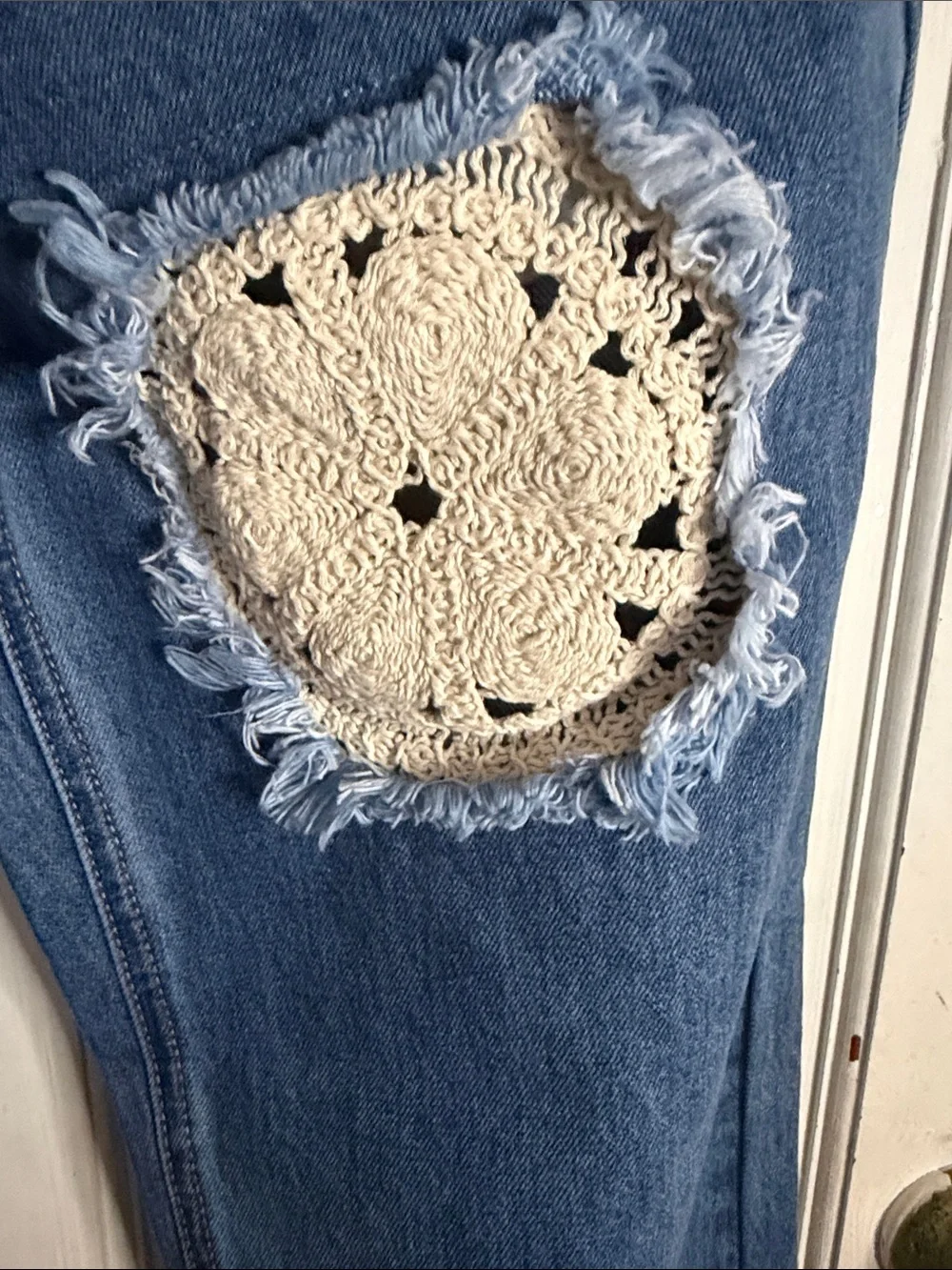 NWT Aqua Straight-Leg Blue Jeans with Cream Patch Distressing- size 26/2